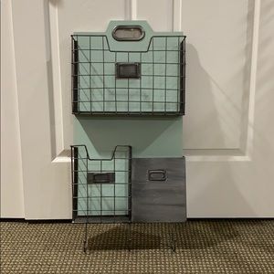 Wall mail organizer
